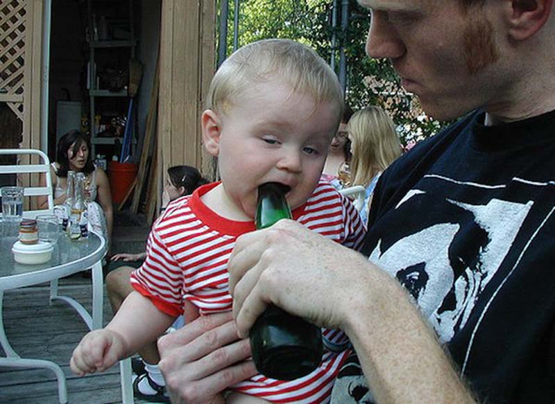Взрослый сын пьет. Семья алкоголиков. Дети в семье алкоголиков. Дети и пьющие родители.